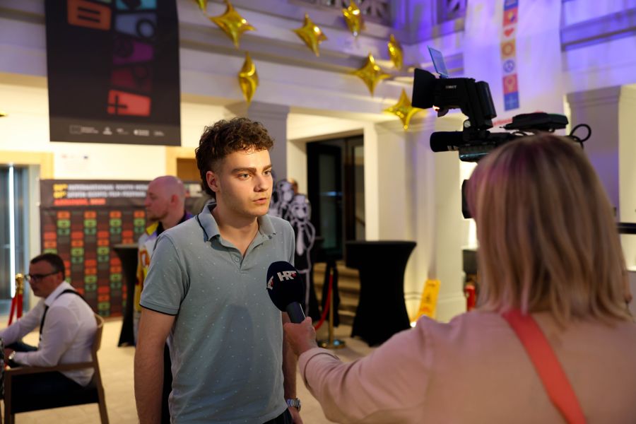Mladi filmaš daje intervju pred kamerom u Kinu Edison.