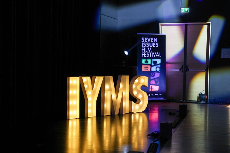 Svjetleća slova IYMS i plakat festivala u Kinu Edison.