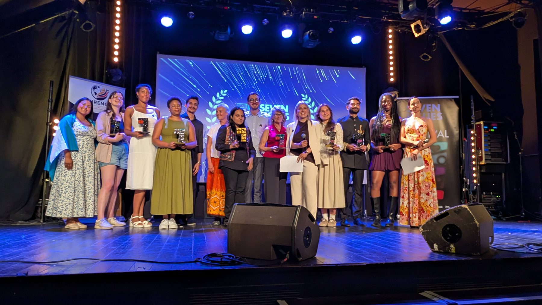 Nagrađeni autori i članovi žirija na pozornici dvorane Pan Piper, Pariz 2026.