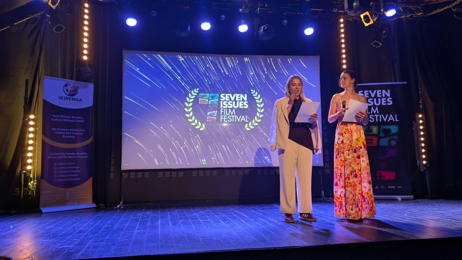 Voditeljice na pozornici dvorane Pan Piper ispred vizuala festivala, Pariz 2026.